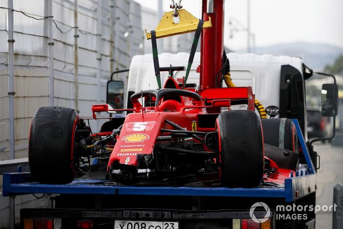El monoplaza de Sebastian Vettel, el Ferrari SF1000 regresa después de estrellarse en la clasificación