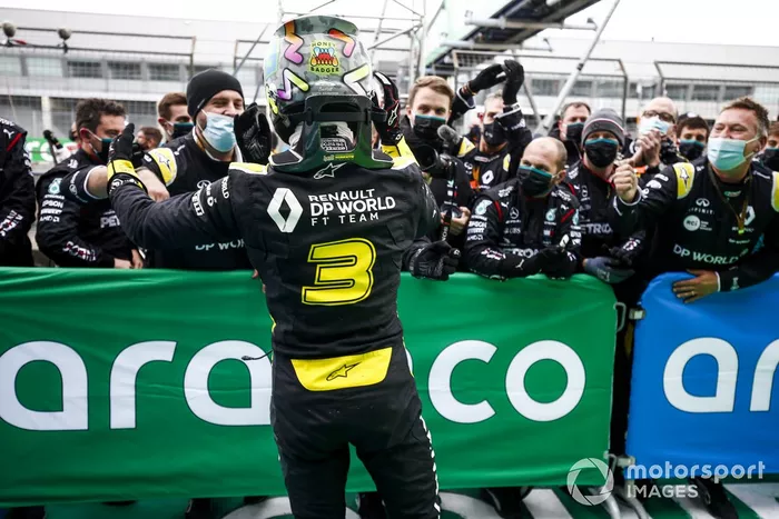 Daniel Ricciardo, Renault F1, 3ª posición, celebra con su equipo en Parc Ferme
