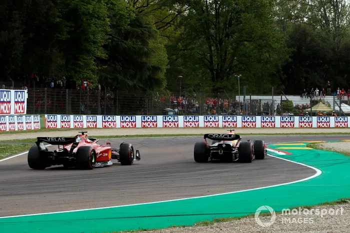 Max Verstappen, Red Bull Racing RB18, adelantando a Charles Leclerc, Ferrari F1-75, por el liderato