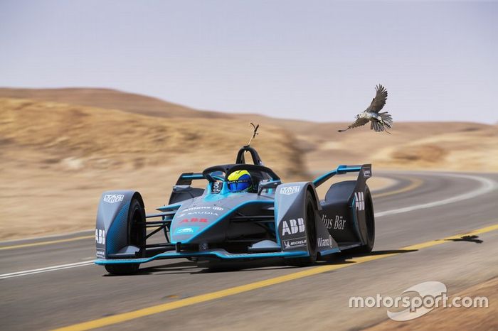 Felipe Massa con el Gen2 ABB FIA Formula E frente al halcón