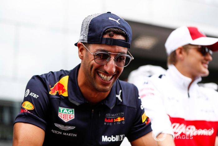 Daniel Ricciardo, Red Bull Racing y Marcus Ericsson, Sauber, en el desfile de pilotos