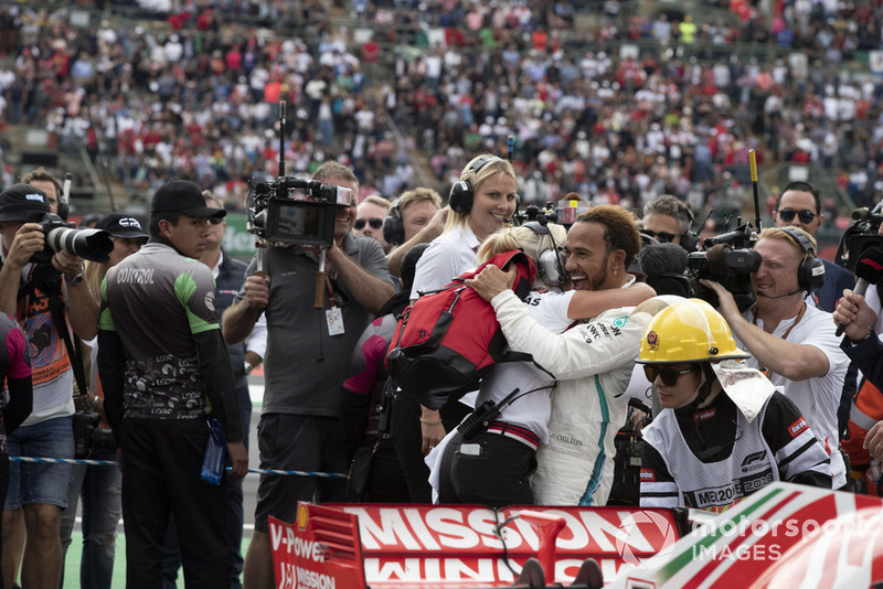 Lewis Hamilton, Mercedes AMG F1 et Angela Cullen, sa physio et attachée presse, fêtent le titre mondial