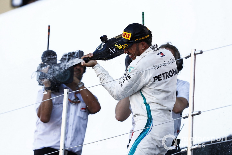 Il vincitore della gara Lewis Hamilton, Mercedes AMG F1, spruzza lo Champagne dal podio