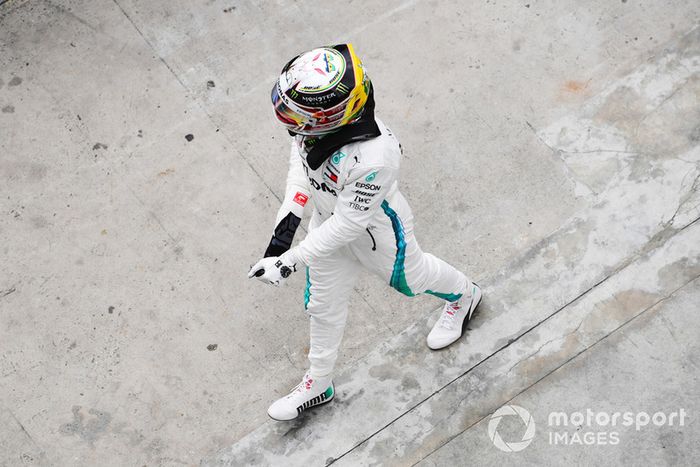 Ganador de la pole Lewis Hamilton, Mercedes AMG F1 celebra