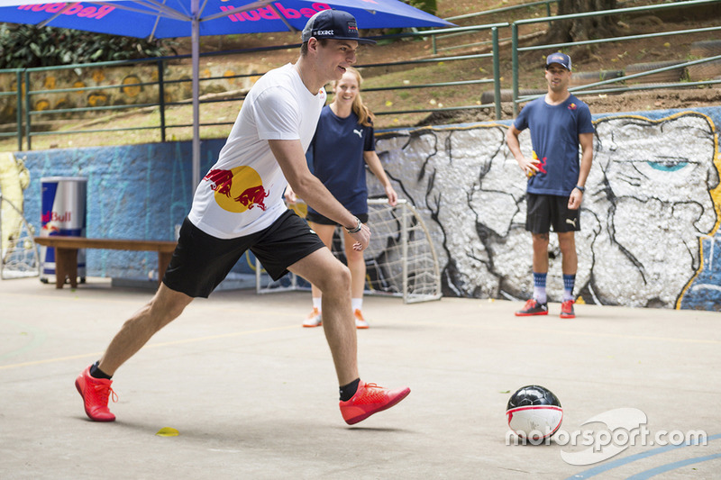 Max Verstappen y Daniel Ricciardo, Red Bull Racing juegan Futsal en Brasil