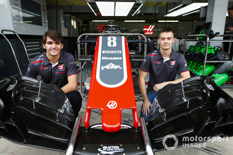 Les pilotes de développement de Haas, Pietro Fittipaldi et Louis Deletraz posent avec un aileron avant et un museau