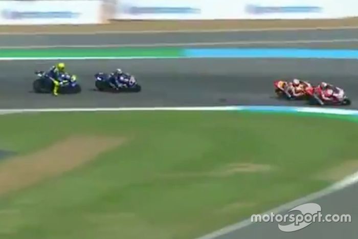 Valentino Rossi se acerca a Maverick Viñales en la última curva (Captura vídeo MovistarTV)