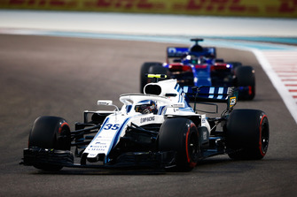 Sergey Sirotkin, Williams FW41 leads Brendon Hartley, Toro Rosso STR13