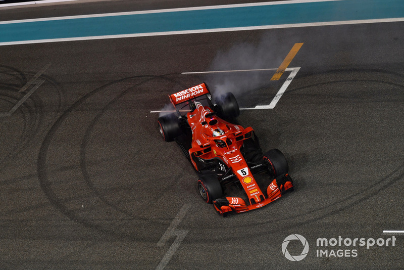 Sebastian Vettel, Ferrari SF71H, esegue dei donut alla fine della gara