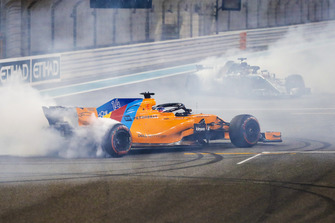 Fernando Alonso, McLaren MCL33, en Lewis Hamilton, Mercedes AMG F1 W09 EQ Power+, donuts