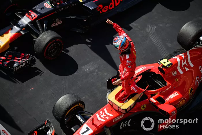 Kimi Raikkonen, Ferrari, primera posición, celebra su llegada a Parc Ferme