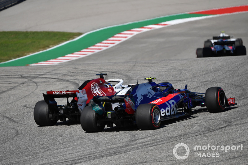 Pierre Gasly, Toro Rosso STR13 lotta con Marcus Ericsson, Sauber C37