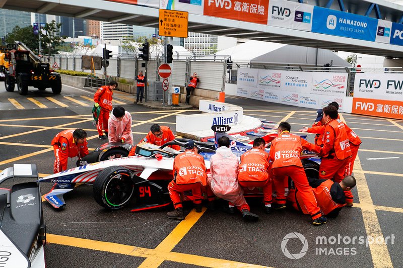 La vettura di Pascal Wehrlein, Mahindra Racing, M5 Electro su un marshal mentre viene rimossa
