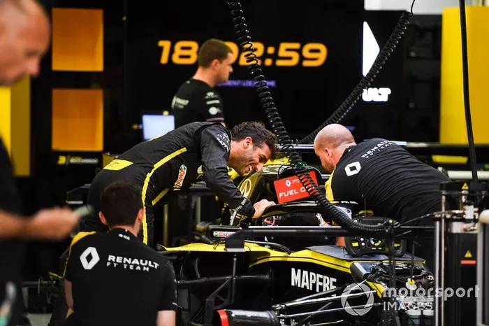 Daniel Ricciardo, Renault F1 Team en el garaje con mecánicos