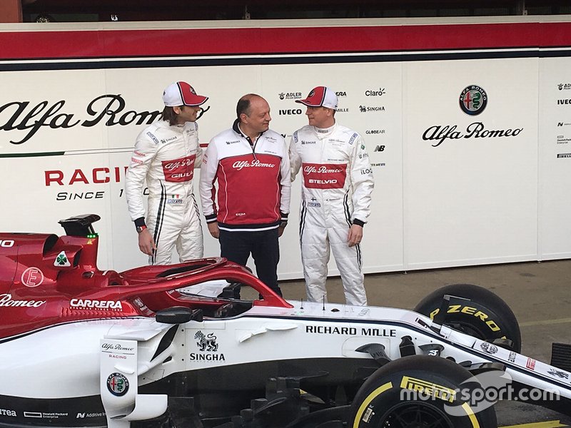 Гонщики Alfa Romeo Racing Кими Райкконен и Антонио Джовинацци, руководитель команды Фредерик Вассер