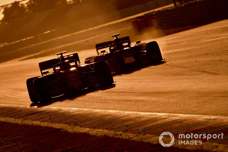 Sebastian Vettel, Ferrari SF90, precede Max Verstappen, Red Bull Racing RB15