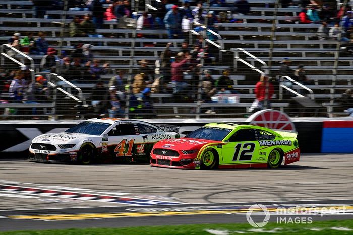 Daniel Suarez, Stewart-Haas Racing, Ford Mustang Ruckus, Ryan Blaney, Team Penske, Ford Mustang Menards/Cardell Cabinetry