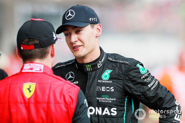 Ganador de la pole, George Russell, de Mercedes-AMG, habla con Charles Leclerc, de Ferrari, tras la clasificación