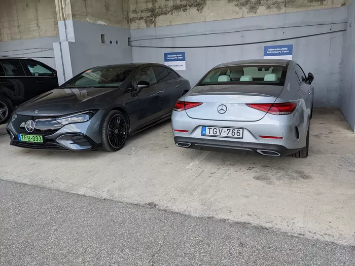 Mercedes EQE, Lewis Hamilton; Mercedes CLS de, George Russell