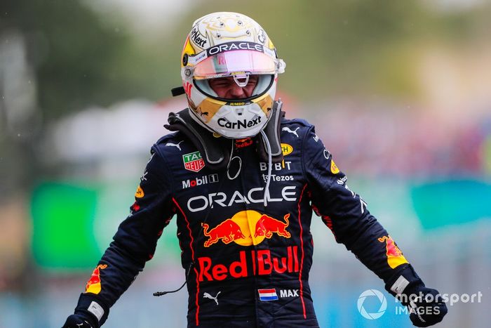 Max Verstappen, Red Bull Racing, 1ª posición, celebra su llegada al Parc Ferme