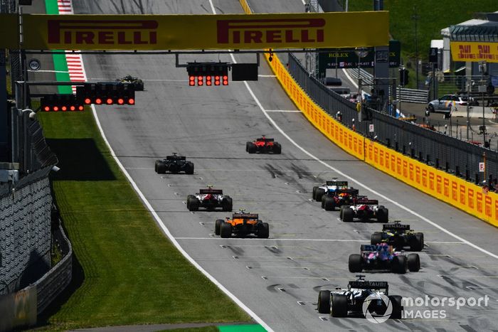 Los pilotos se alinean para practicar sus procedimientos de arranque al final de la sesión