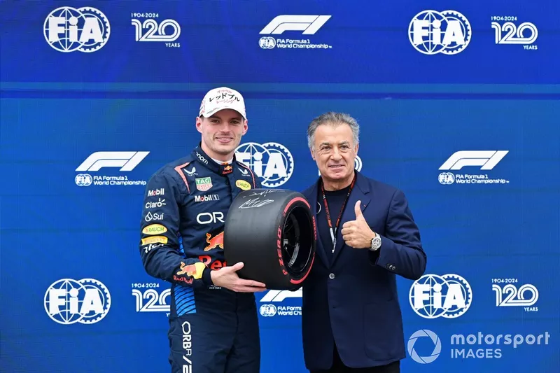 Max Verstappen, Red Bull Racing, reçoit le Pirelli Pole Position Award des mains de Jean Alesi.