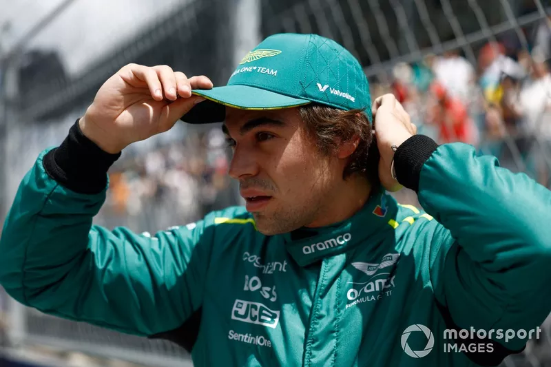 Lance Stroll, Aston Martin F1 Team, se prépare sur la grille de départ 