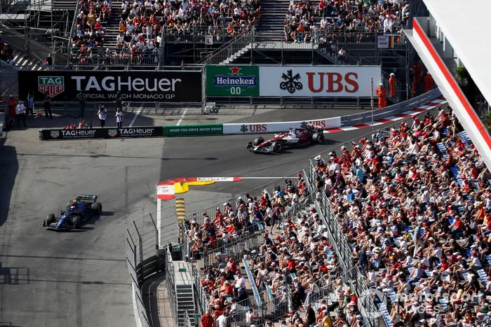 Nicholas Latifi, Williams FW44, Valtteri Bottas, Alfa Romeo C42