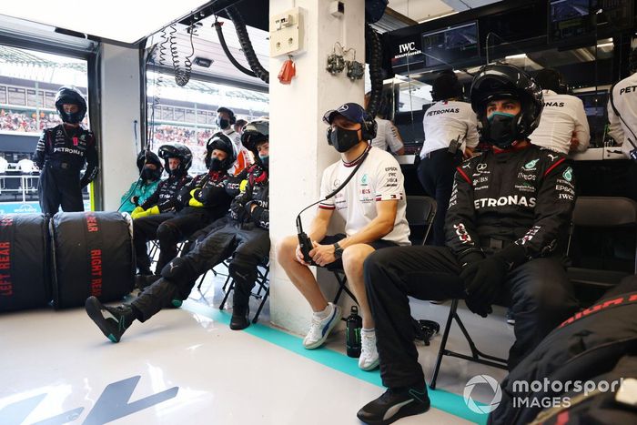 Valtteri Bottas, Mercedes, en el garaje