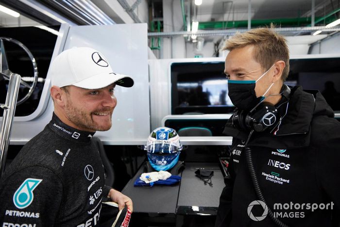 Valtteri Bottas, de Mercedes, habla con un compañero de equipo