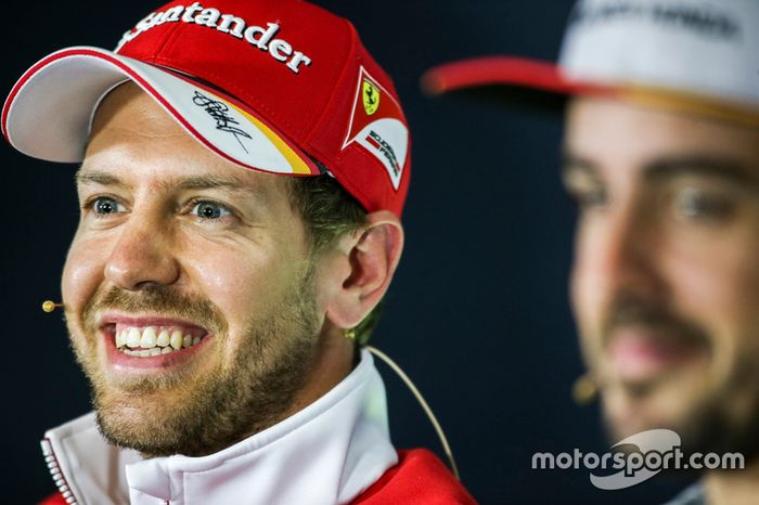 Sebastian Vettel, Ferrari, Fernando Alonso, McLaren en la conferencia de prensa de la FIA