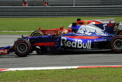 Pierre Gasly, Scuderia Toro Rosso STR12 battles, Sebastian Vettel, Ferrari SF70H