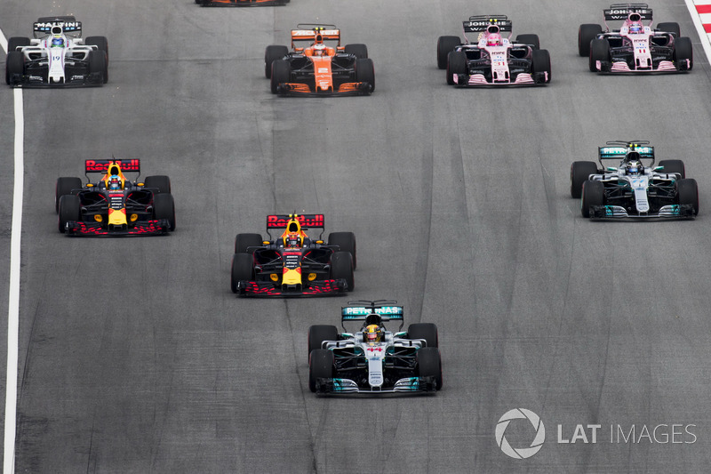 Lewis Hamilton, Mercedes AMG F1 W08, Max Verstappen, Red Bull Racing RB13, Daniel Ricciardo, Red Bull Racing RB13, Valtteri Bottas, Mercedes AMG F1 W08, Stoffel Vandoorne, McLaren MCL32, Sergio Perez, Sahara Force India F1 VJM10, at the start