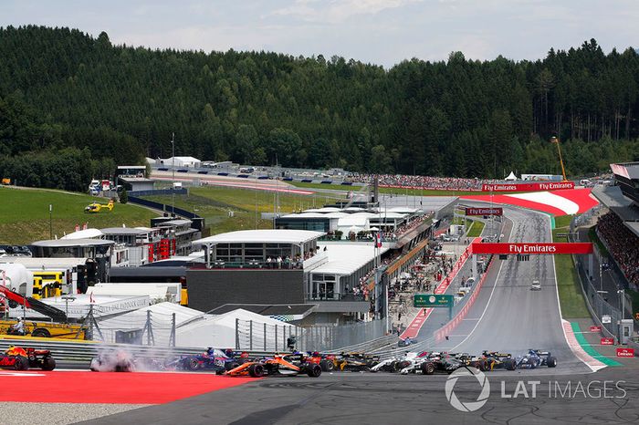 Accidente entre Daniil Kvyat, Scuderia Scuderia Toro Rosso STR12, Fernando Alonso, McLaren MCL32, Max Verstappen, Red Bull Racing RB13, en la arrancada