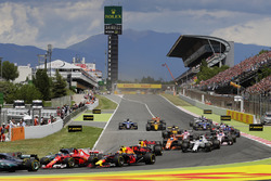Столкновение после старта: Кими Райкконен, Ferrari SF70H, и Макс Ферстаппен, Red Bull Racing RB13