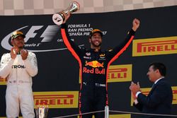 Podio: ganador de la carrera Lewis Hamilton, Mercedes AMG F1; segundo lugar Sebastian Vettel, Ferrar