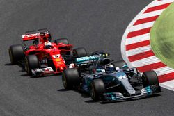 Valtteri Bottas, Mercedes AMG F1 W08, Sebastian Vettel, Ferrari SF70H