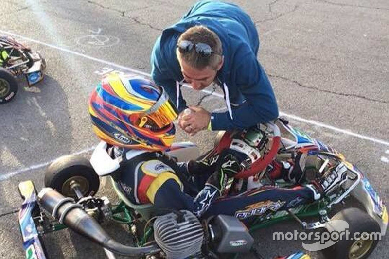 Jack Doohan, hijo de Mick Doohan, con su padre