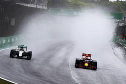 Nico Rosberg, Mercedes AMG F1 W07 Hybrid, en Max Verstappen, Red Bull Racing RB12, vechten voor posi