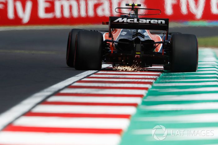 Stoffel Vandoorne, McLaren MCL32, saca chispas