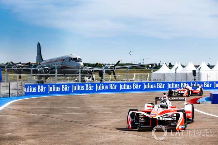 Nick Heidfeld, Mahindra Racing,leads Felix Rosenqvist, Mahindra Racing