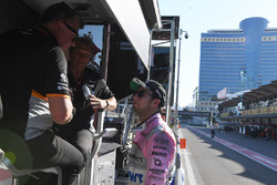 Sergio Perez, Sahara Force India parle avec Robert Fearnley, Team Principal adjoint Sahara Force India F1 Team et Otmar Szafnauer, PDG de Sahara Force India Formula One Team sur le muret des stands