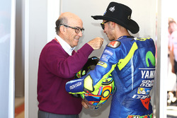 Carmelo Ezpeleta, PDG de Dorna Sports, Valentino Rossi, Yamaha Factory Racing
