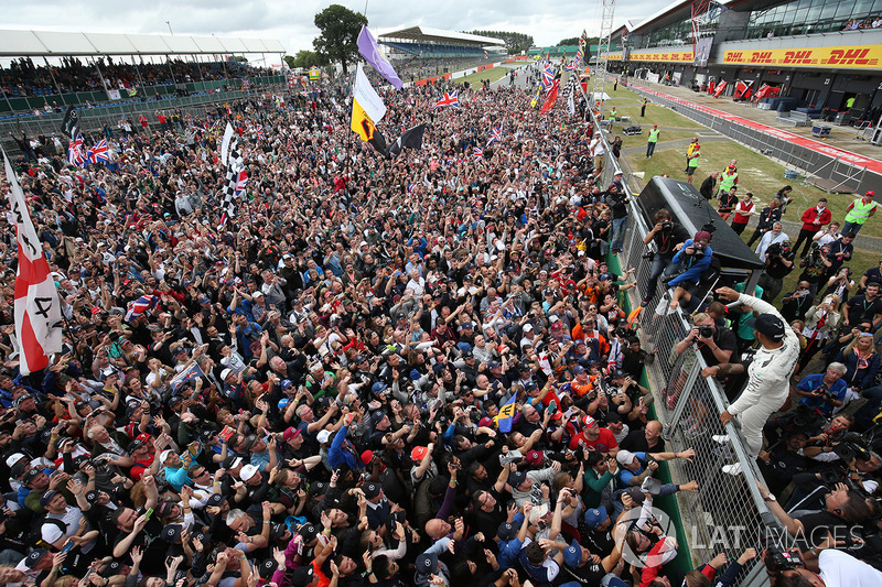 Ganador de la carrera Lewis Hamilton, Mercedes AMG F1