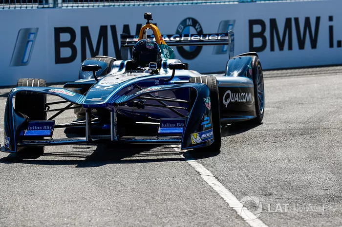 Chris Hemsworth conduce el Formula E car