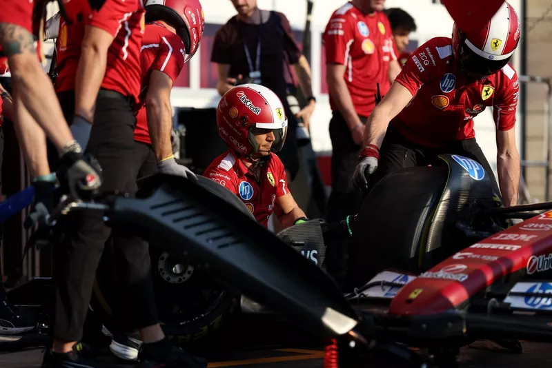 Entraînement de l'équipe des stands de la Scuderia Ferrari