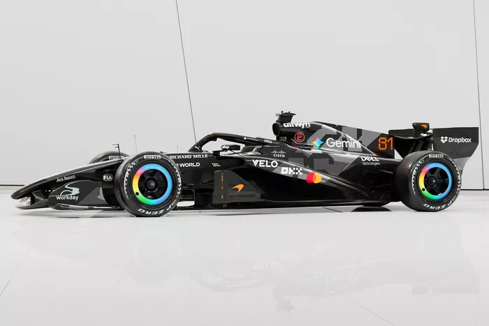 F1新時代も覇権を狙う！ 王者マクラーレン、テスト用ブラックカラーの