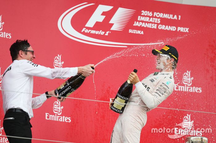 Podium: ganador, Nico Rosberg, Mercedes AMG F1 y Andrew Shovlin, Mercedes AMG F1