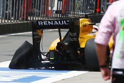 Kevin Magnussen, Renault Sport F1 Team RS16, komt met een lekke achterband terug in de pits