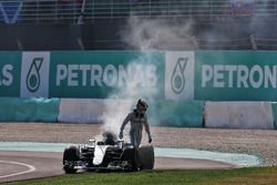 Lewis Hamilton, Mercedes AMG F1 W07 Hybrid retirado de la carrera por problemas con el motor